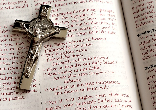 Bible a kříž, zdroj: www.pixabay.com, Licence: CC0 Public Do